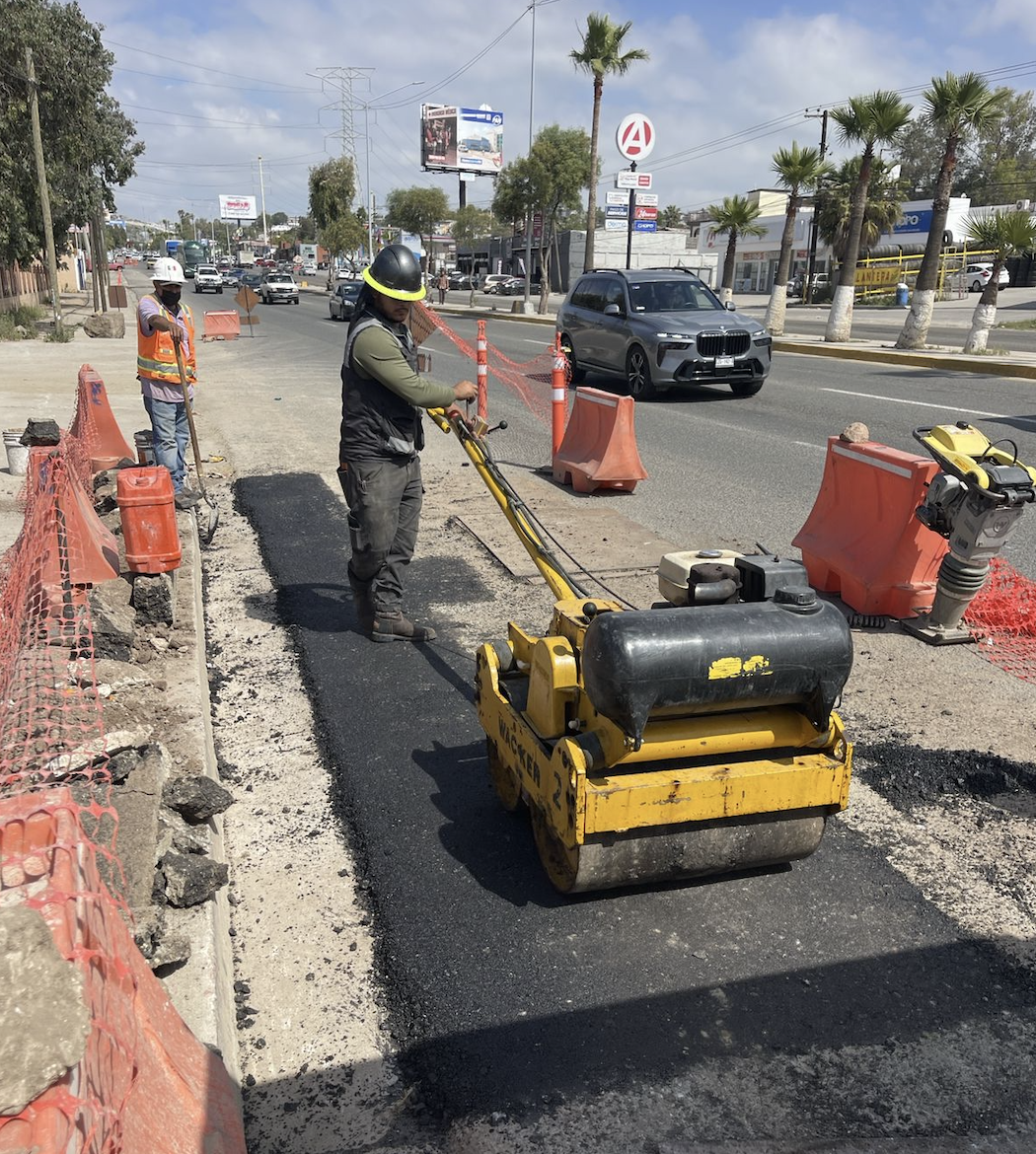 Restitución de pavimento con compactador en obra de ERVAC