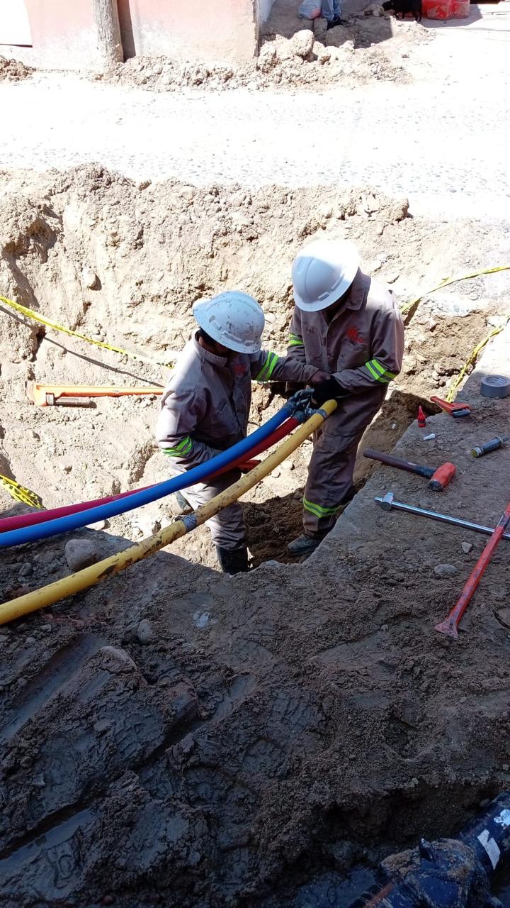 Crew de ERVAC instalando ductos de fibra óptica